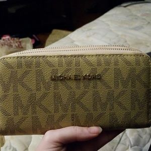 Michael kors puse at wallet